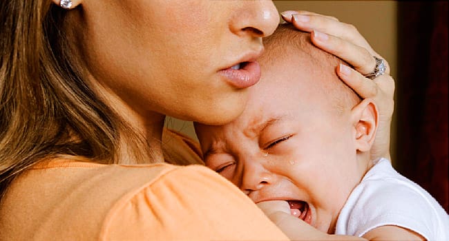 O que causa cólica no bebê?